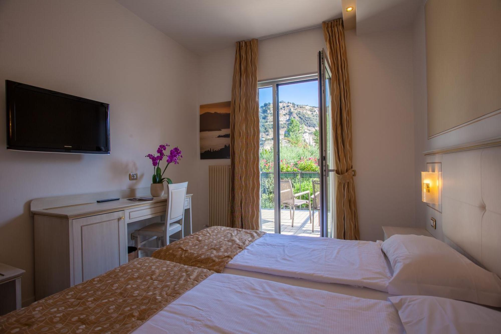 Hotel Lido Blu - Surf & Bike Torbole Sul Garda Quarto foto